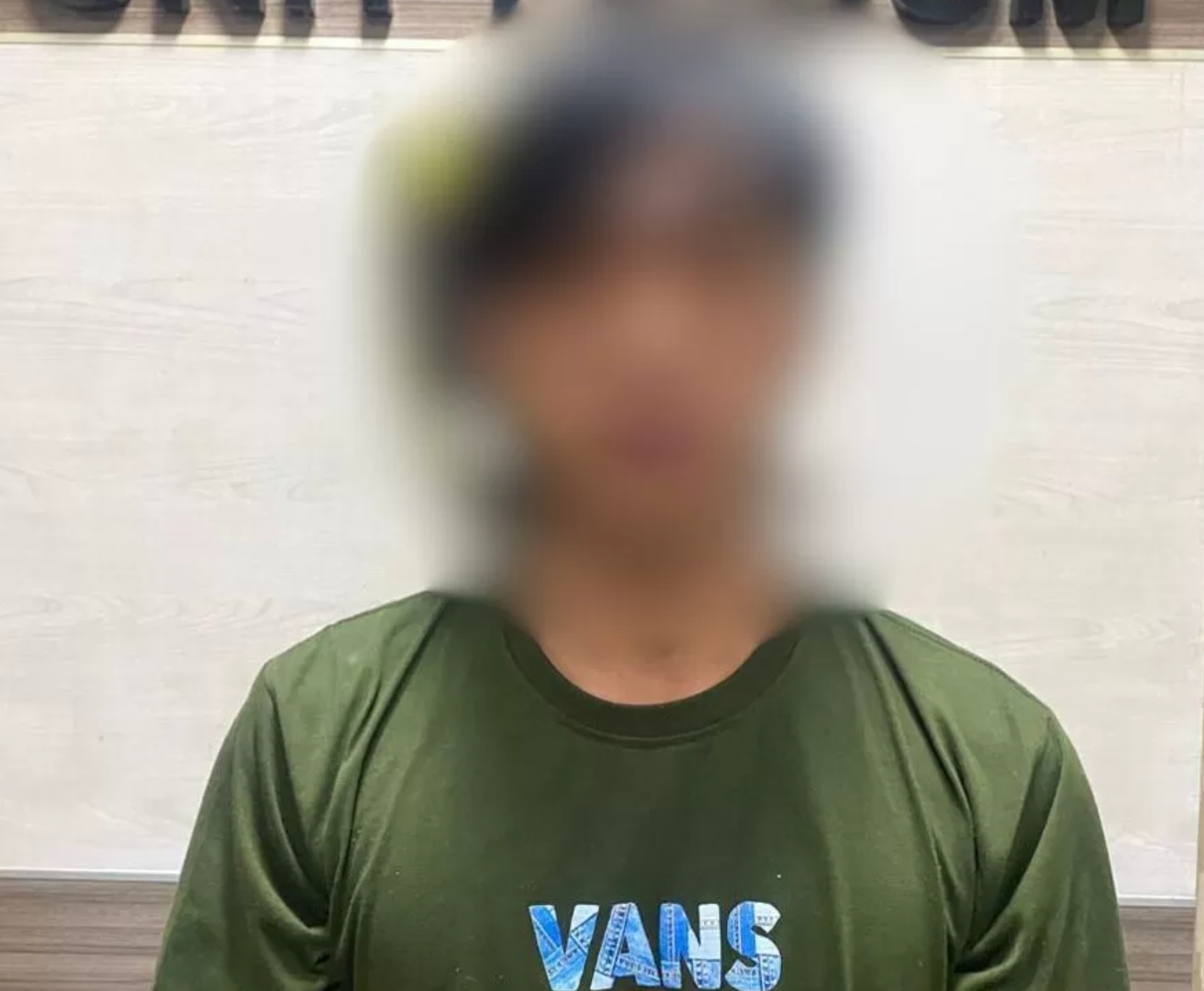 HDP, pemuda 19 tahun yang diamankan oleh Unit Resmob Satreskrim Polres Gresik di Mapolres Gresik terkait kasus dugaan peredaran bubuk petasan.