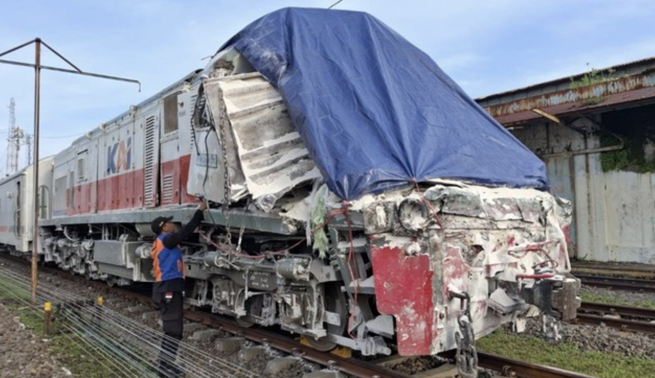 KA Blambangan Ekspres tertabrak truk di perlintasan sebidang Probolinggo, Jumat (6/3) dini hari.