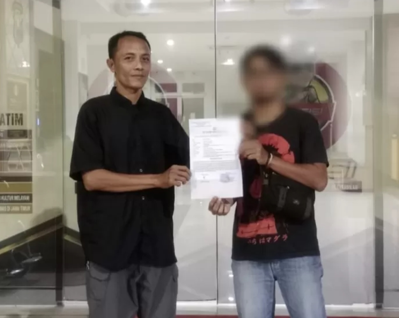  JAT, korban dugaan penipuan dan penggelapan oleh temannya sendiri didampingi kuasa hukumnya saat melapor di Mapolres Gresik.