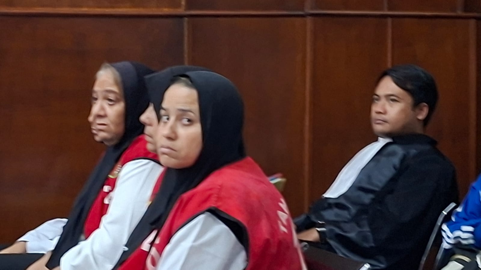 BATAL: Empat terdakwa WNA saat sidang di PN Surabaya. Sidang perdana ini gagal digelar karena tidak ada penerjemah.(IST/RADAR SURABAYA)