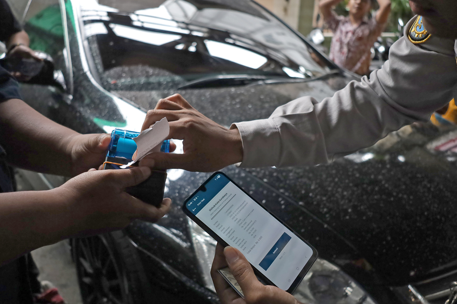 Pemkot Surabaya menyiapkan alternatif pembayaran parkir selain metode digital.