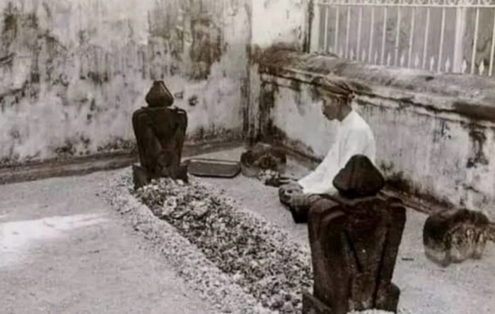 MASIH TERJAGA: Nisan asli makam Sunan Ampel masih utuh dan terawat.  