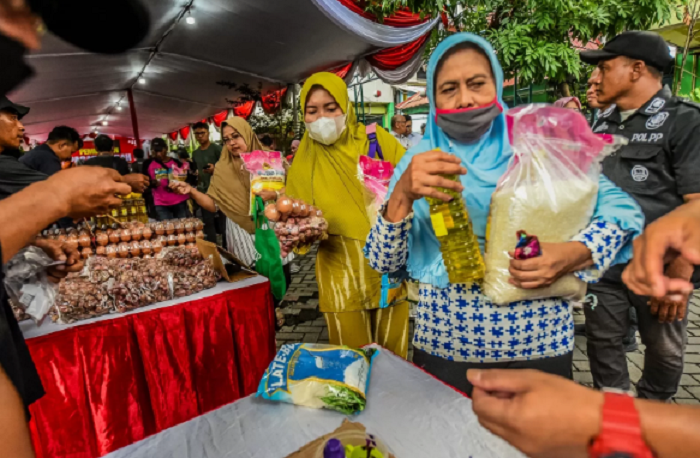 PASAR MURAH: Warga Kota Surabaya belanja di pasar murah yang digelar pemerintah kota setempat.  