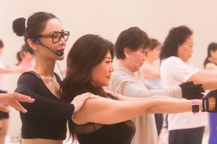  BERI KELAS: Natasha Oen ketika memberikan instruksi dalam kelas Pilates Mat, yang digelar di salah satu klinik kecantikan di Jalan Yono Soewoyo, Surabaya, Jumat (6/3).