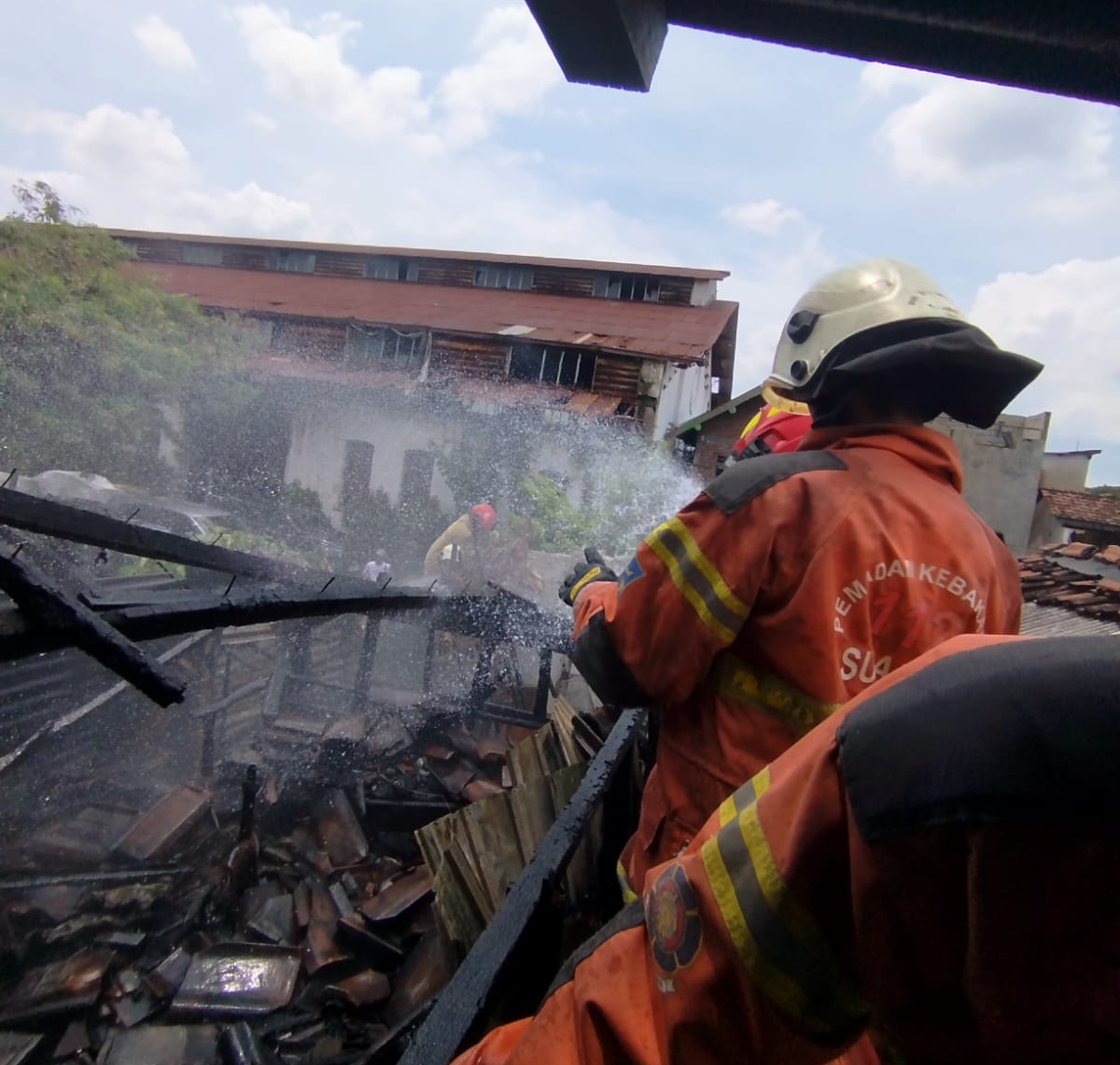 SIGAP: Petugas DPKP Surabaya saat memadamkan api yang membakar rumah Rimanto di Jalan Bumiarjo V/41-B, Wonokromo Surabaya, Sabtu (7/3).