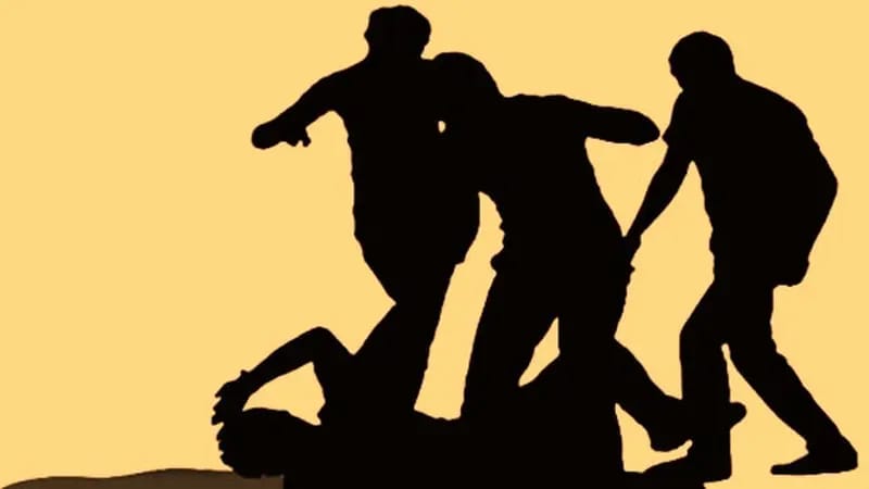 DITANGKAP: Polrestabes Surabaya menangkap tersangka pengeroyokan dan pencurian dengan korban suporter bola di lobi hotel Jalan Diponegoro, Surabaya. (IST/ILUSTRASI/RADAR SURABAYA)