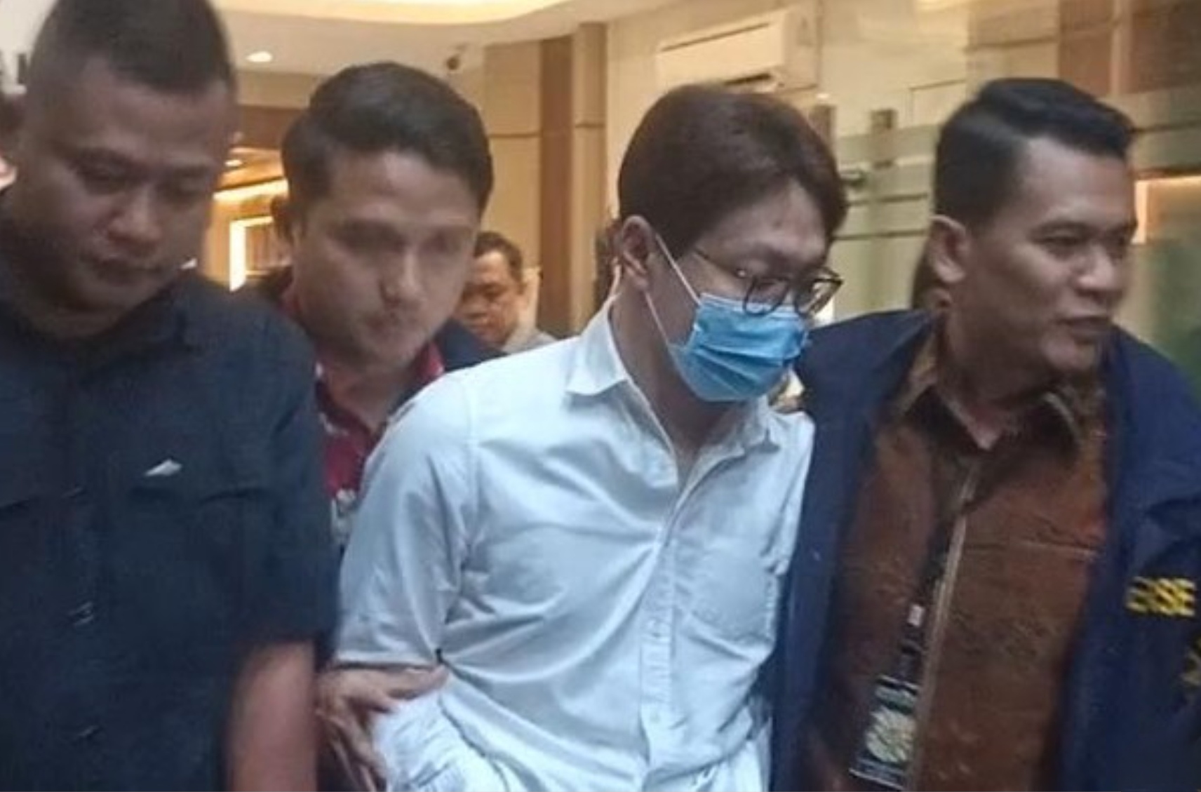 Richard Lee digiring polisi menuju ruang tahanan Polda Metro Jaya pada Jumat (6/3) malam.