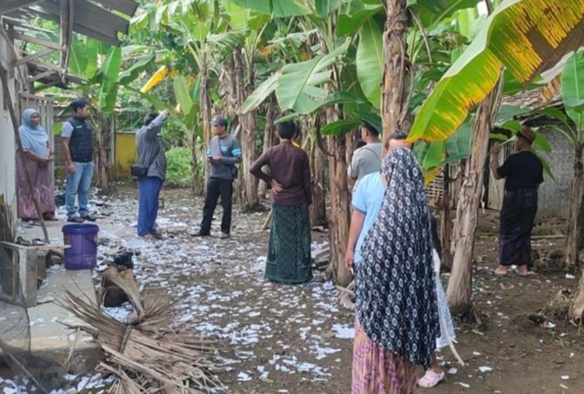 Lokasi kejadian petasan rakitan berukuran jumbo yang meledak dan merusak atap rumah di Dusun Babakan, Pangandaran.