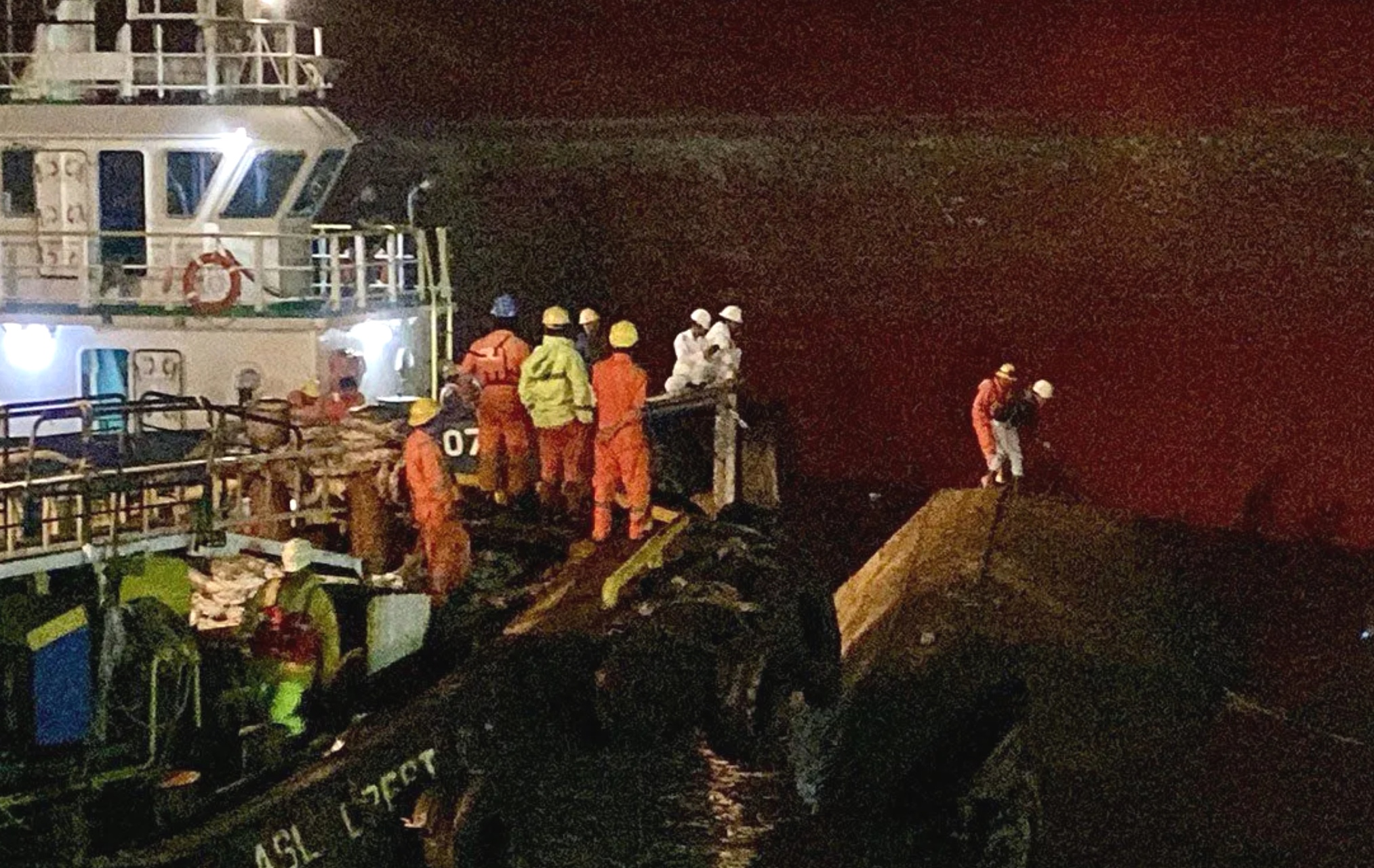 Proses evakuasi di lokasi kejadian terbaliknya tugboat di galangan PT ASL Tanjung Uncang Batam, Kepri, Jumat (6/3).