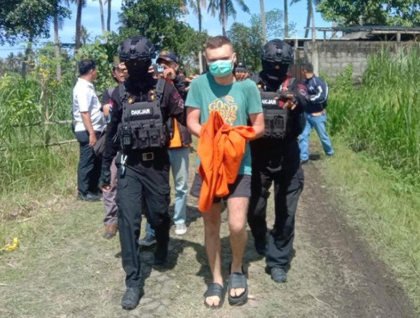 Warga negara Rusia ditangkap atas dugaan laboratorium gelap narkotika sintetis jenis mephedrone di Gianyar, Bali.
