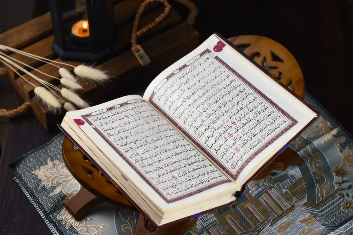 Kitab Suci: Al-Qur'an.