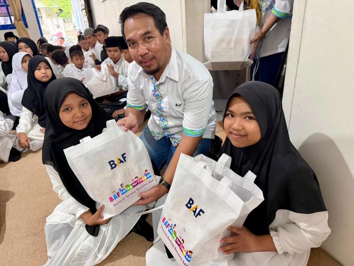 BERBAGI BAHAGIA: Dwi Martanto, Area Office Head BAF Surabaya bersama anak-anak Panti Yatim Arrohman dalam CSR BAF Caring for Children.  