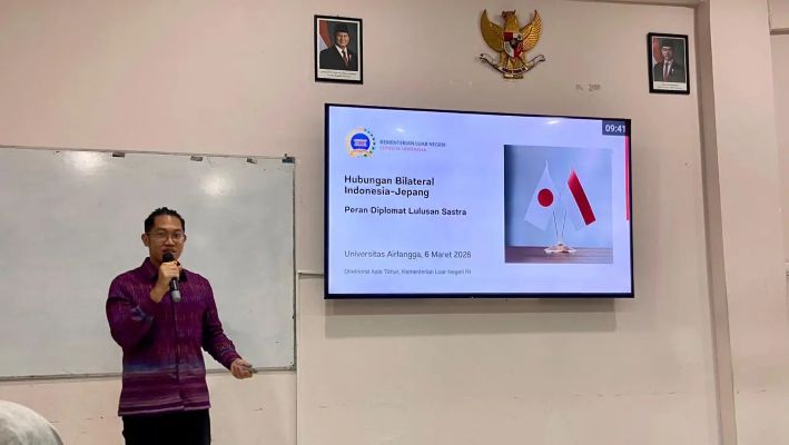 BERBAGI: Kuliah tamu di Unair Surabaya menghadirkan Diplomat Kementerian Luar Negeri (Kemenlu) RI, Dhanang Rachmanda Fitri.