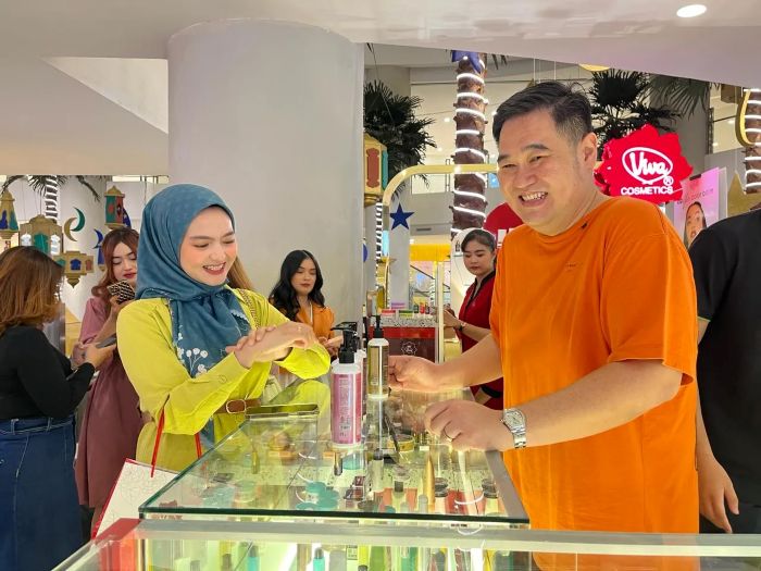 SELAMAT: Yusuf Wiharto (kanan) di sebuah acara pembukaan outlet Viva Cosmetic di Balikpapan. Tahun ini Viva Cosmetic optimistis catat pertumbuhan dua digit.