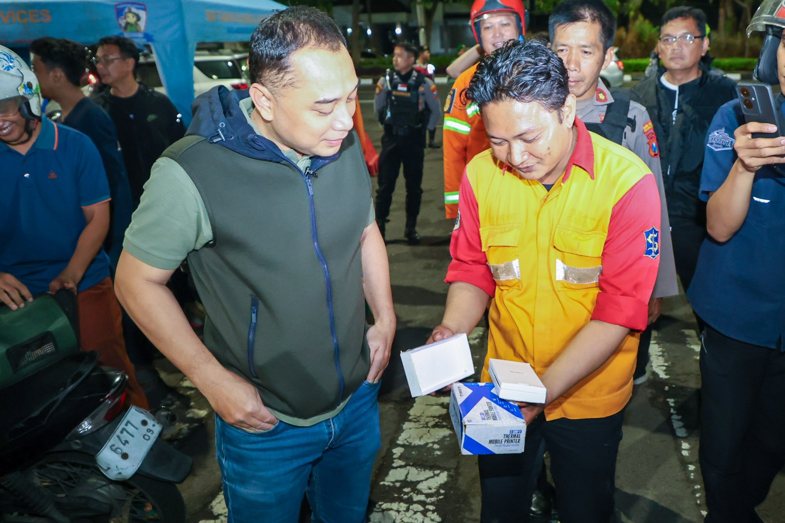 Wali Kota Surabaya Eri Cahyadi saat memeriksa fasilitas parkir dan jukir dalam Operasi Cipta Kondisi Asuhan Rembulan.