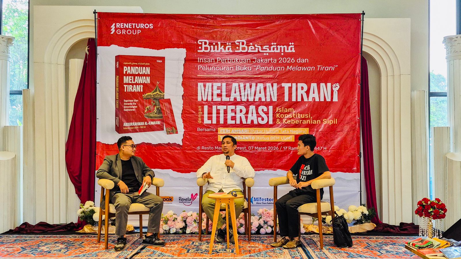 LITERASI: Diskusi menghadirkan pakar hukum tata negara Feri Amsari dan Ketua BEM Universitas Gadjah Mada Tiyo Ardianto sebagai pembicara.