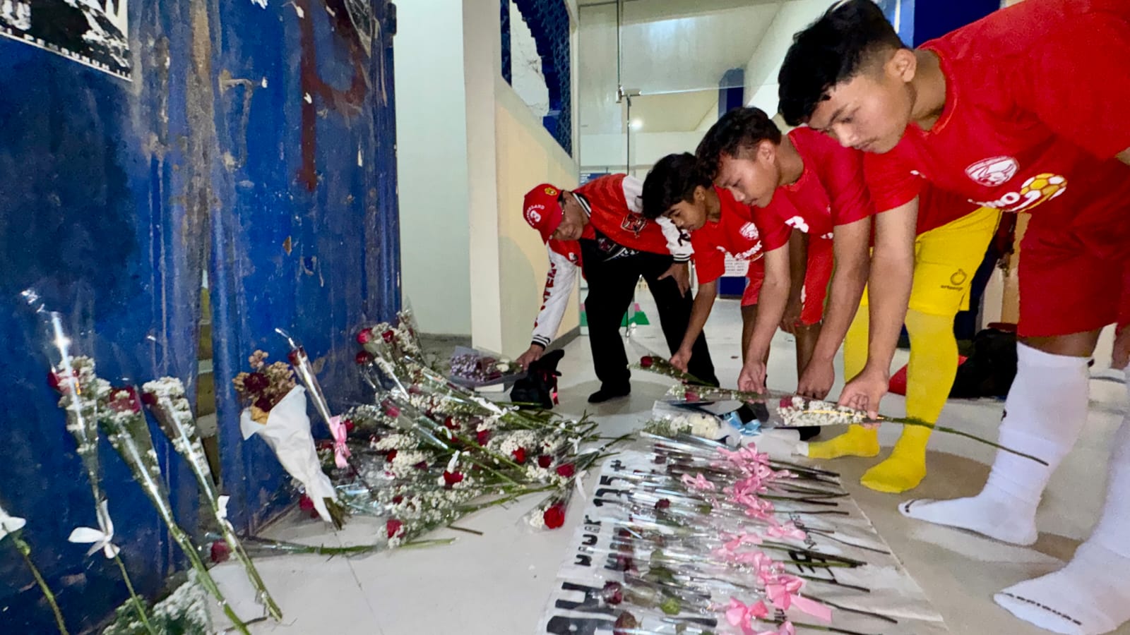 EMPATI: Seleksi pemain muda Banteng Jatim FC U-17 yang digelar di Stadion Kanjuruhan, Malang, Minggu (8/3), diawali dengan kegiatan tabur bunga untuk mengenang para korban Tragedi Kanjuruhan.