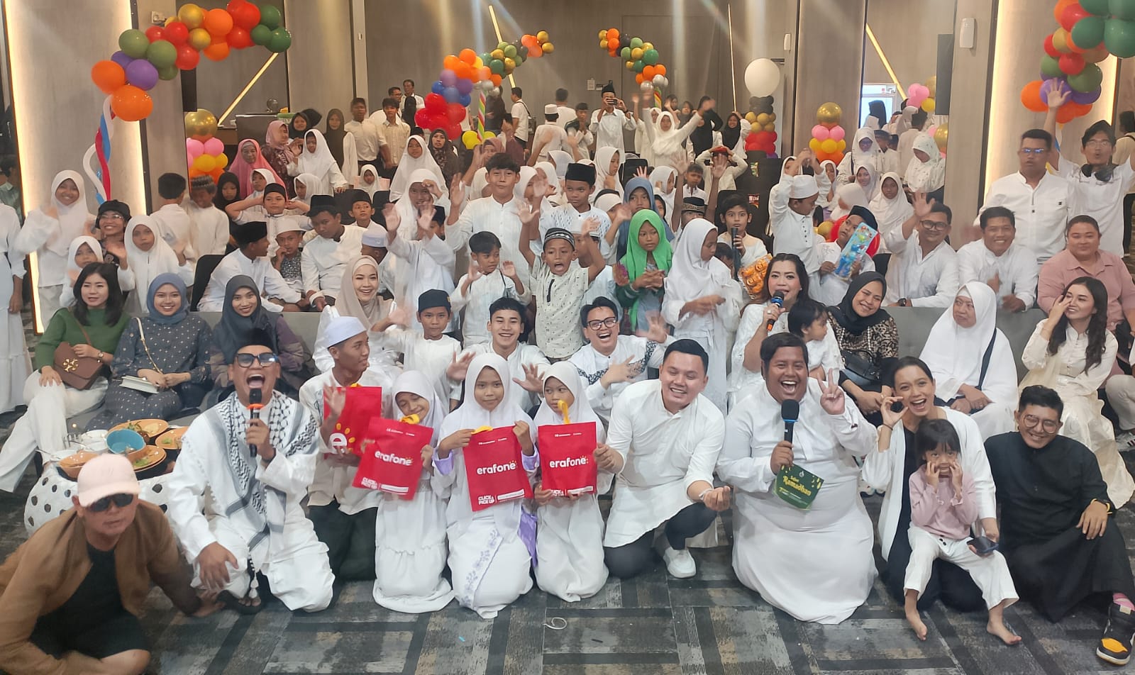 KECERIAAN: Kegiatan sosial telah digelar selama 13 tahun ini menjadi bukti kepedulian komunitas pekerja seni dan hiburan di Kota Pahlawan dalam berbagi kebahagiaan dengan sesama.(IST/RADAR SURABAYA