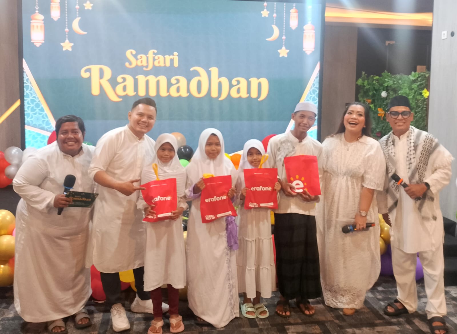  BERBAGI KEBAHAGIAAN: Panitia Safari Ramadan SEC menyerahkan bingkisan dalam kegiatan silaturahmi dan buka puasa bersama.(IST/RADAR SURABAYA)