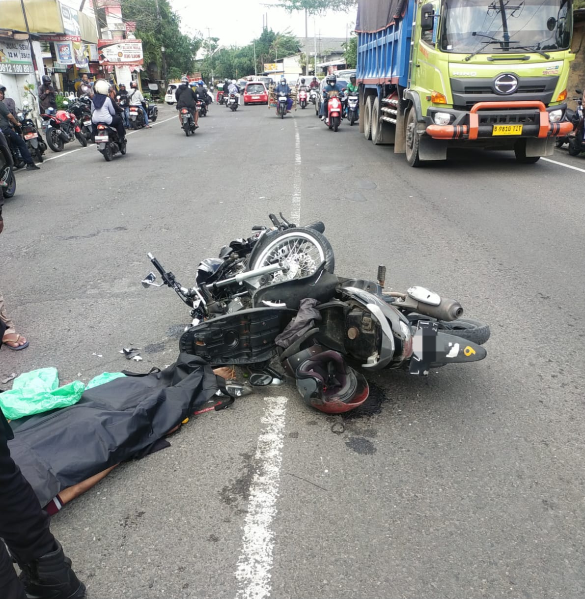 OLAH TKP: Petugas saat melakukan pengaturan. Kecelakaan melibatkan dua sepeda motor di Jalan Mastrip, Surabaya. Satu pengendara meninggal dunia.(IST/RADAR SURABAYA)