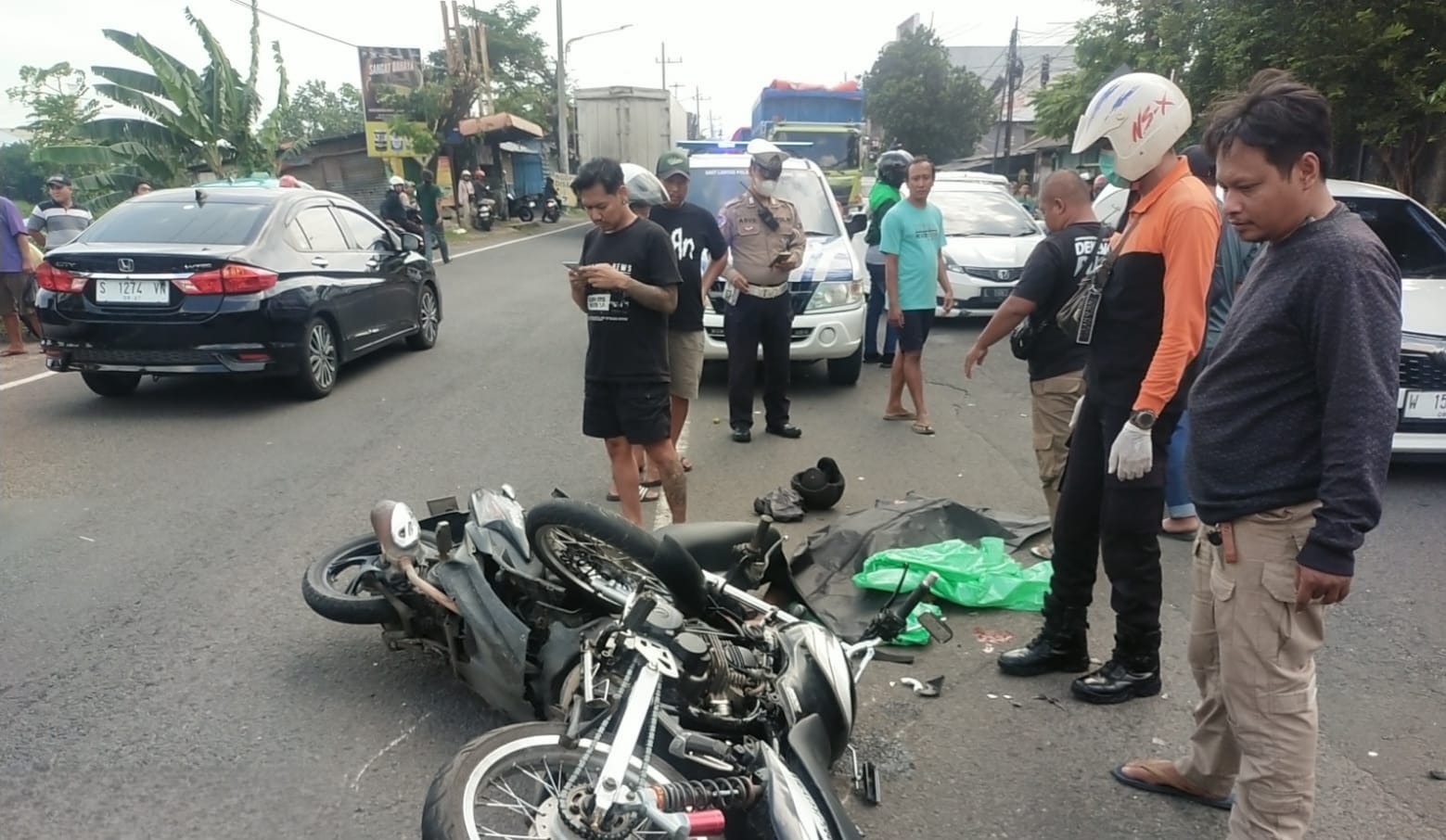 NAHAS: Kecelakaan di Jalan Mastrip, Surabaya, antara dua pengendara motor. Satu orang meninggal, satu mengalami luka berat.(IST/RADAR SURABAYA)