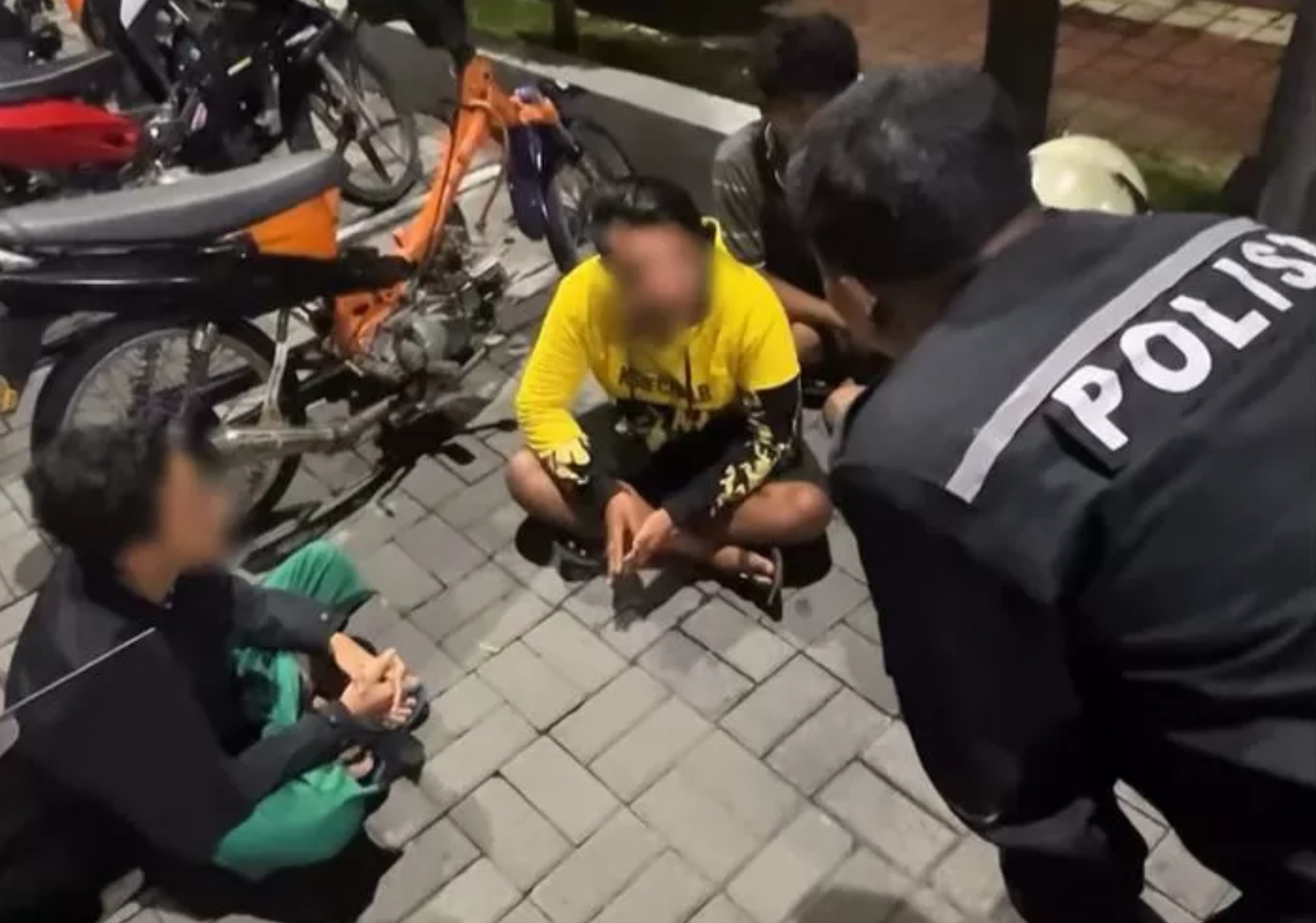 Polres Gresik mengamankan sejumlah pemuda dan motor yang terlibat aksi balap liar.