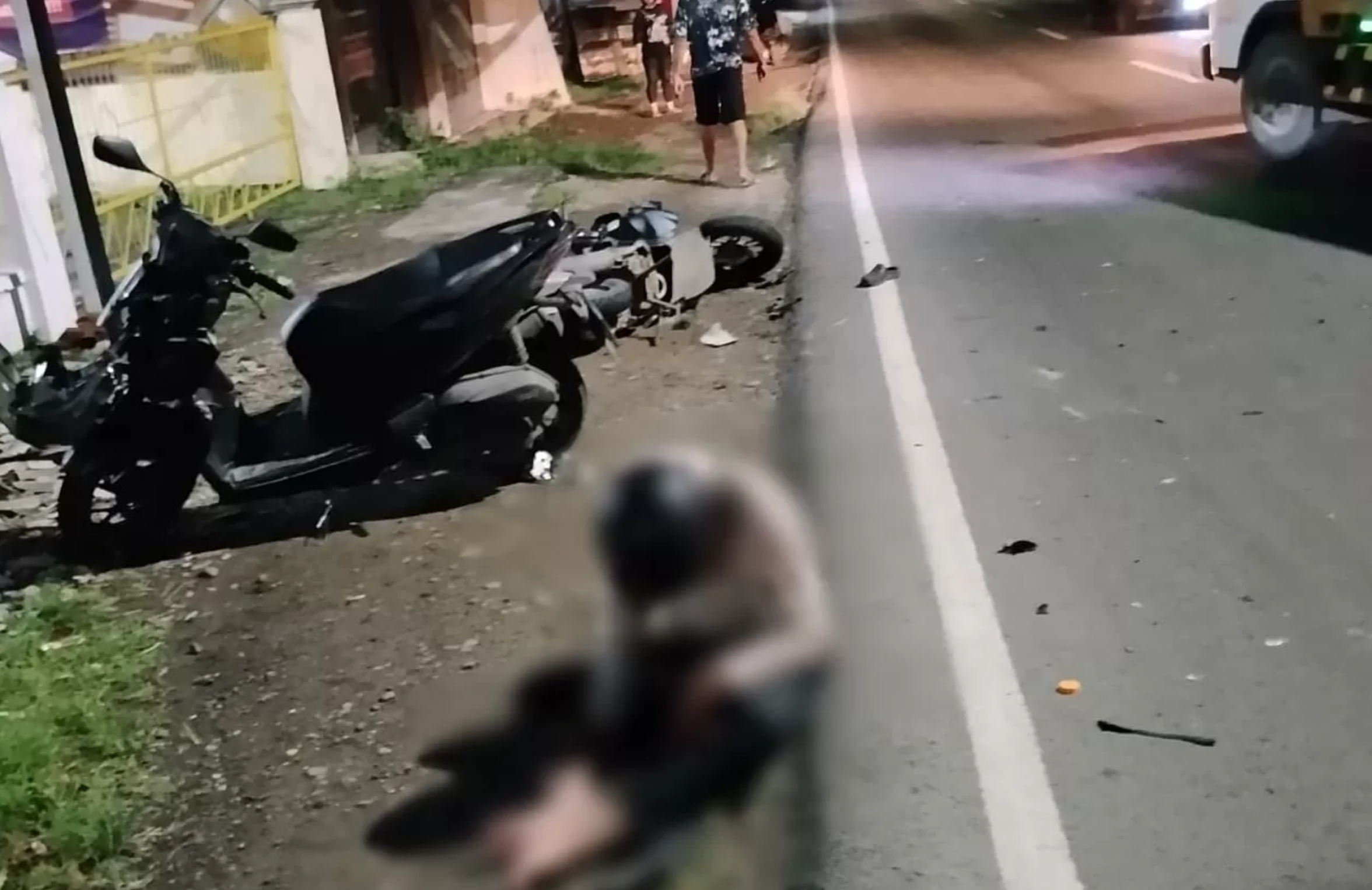 Kecelakaan adu banteng di Jalan Raya Boteng, Kecamatan Menganti, Gresik membuat tiga orang luka-luka.