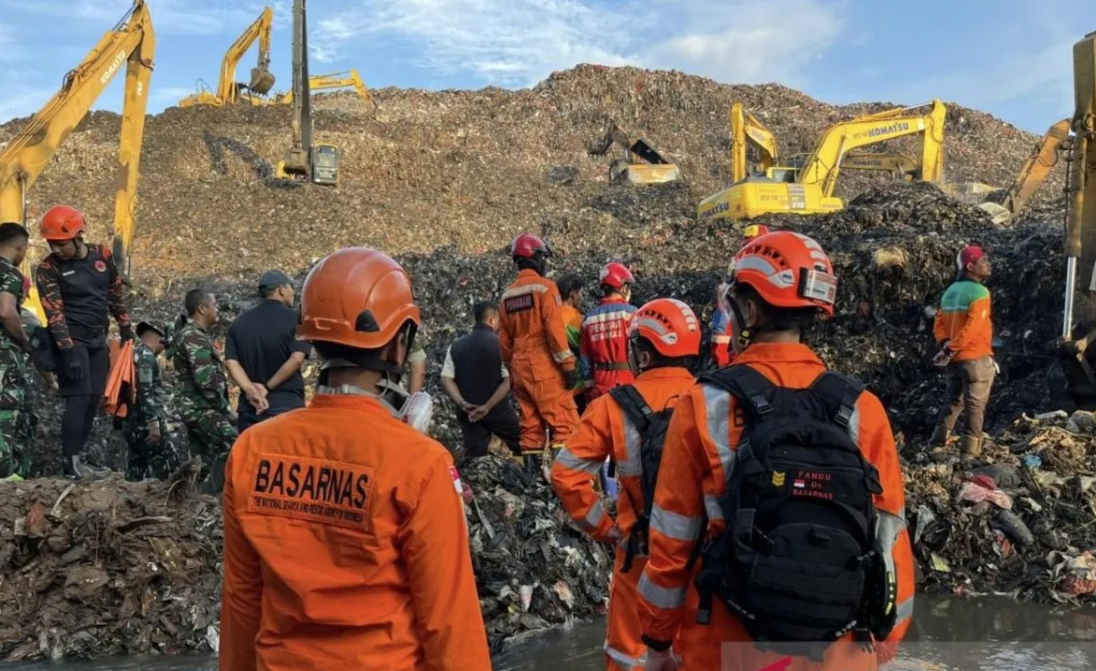 Proses evakuasi korban longsornya&nbsp;TPST Bantargebang, Kota Bekasi, Jawa Barat, Minggu (8/3).&nbsp;