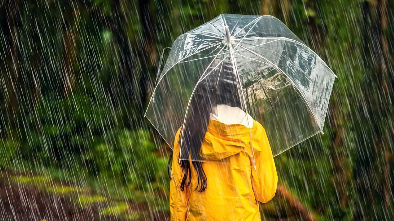 Beraktivitas saat hujan deras selama Ramadhan harus tetap menjaga kesehatan tubuh saat berpuasa.
