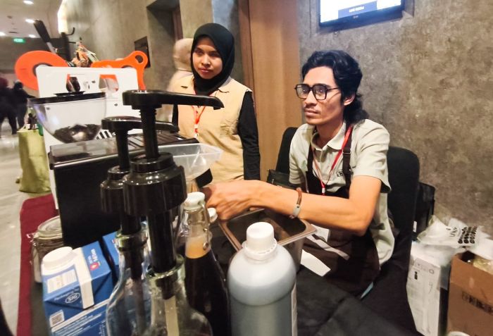 PELATIHAN: Azwar Ipung (kanan) dan Indah Nur, disabilitas tuna netra peserta workshop asal Surabaya, menunjukkan proses pembuatan kopi milik komunitas mereka, ketika mengikuti pelatihan dan workshop.