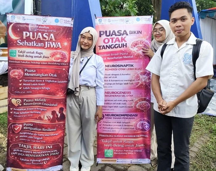 EDUKASI: Mahasiswa mengikuti edukasi kesehatan mental yang digelar di sela buka bersama dan pembagian takjil gratis di halaman rektorat Unesa.    
