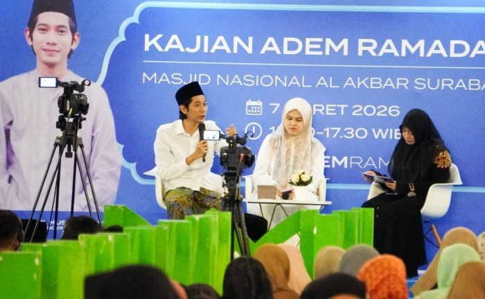 KAJIAN ADEM: Gus Rifqil MS (kiri) memberikan tausyiah kepada para peserta yang hadir, dalam Kajian Adem Ramadan yang digelar di Masjid Nasional Al Akbar Surabaya.  