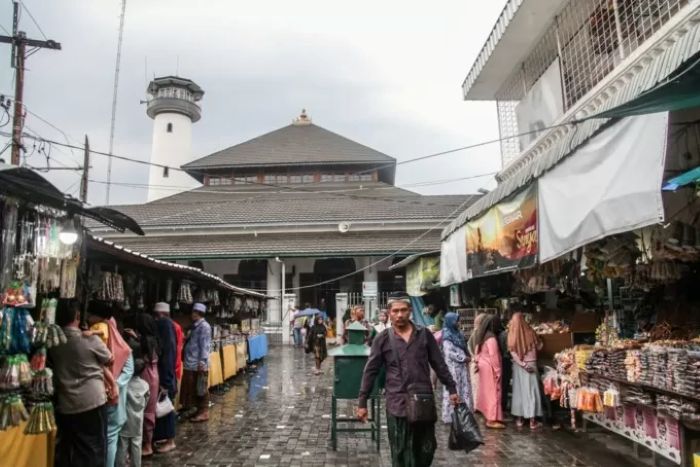 ZIARAH: Kawasan religi Masjid Sunan Ampel Surabaya selalu ramai oleh hilir mudik wisatawan asing maupun domestik.  
