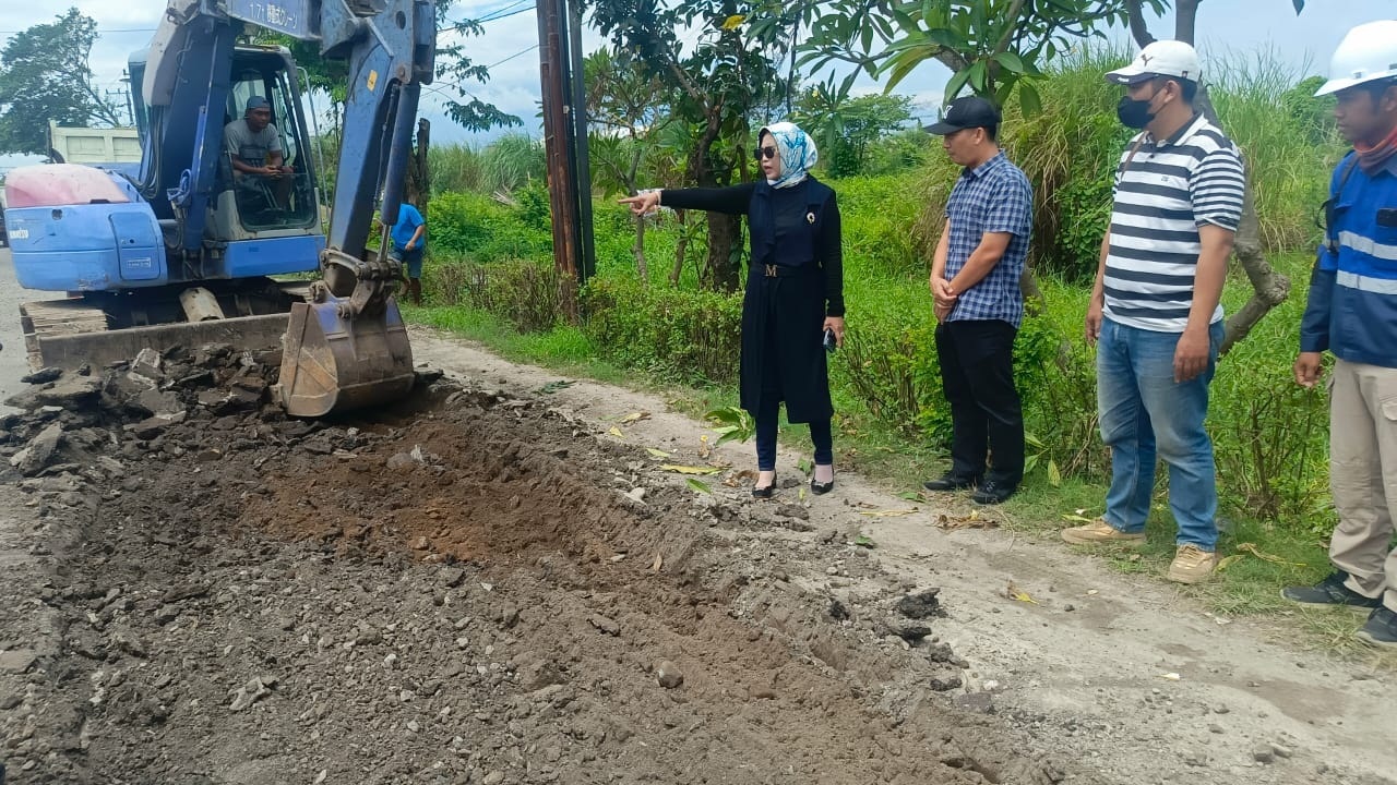 GERAK CEPAT: Wakil Bupati Sidoarjo Mimik Idayana turun langsung melakukan inspeksi mendadak ke lokasi, Minggu (8/3), untuk memastikan proses perbaikan berjalan lebih cepat.
