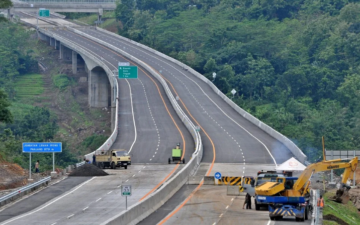 BEBAS HAMBATAN: Proses pengerjaan Tol Probolinggo Banyuwangi (Probowangi) tahap 1 Ruas Gending-Besuki. 