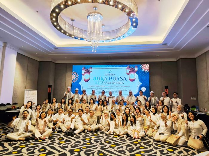 MODERAT: Sutoto Yakobus (duduk tengah) bersama direksi, general manager, marketing manager dan staf Ciputra Group saat acara Buka Bersama dengan media di Hotel Ciputra Surabaya.  