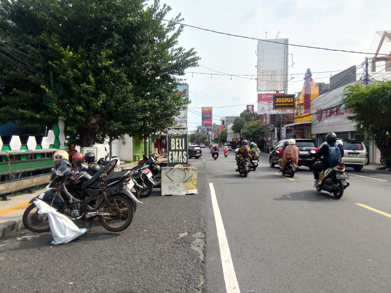  KAWASAN RAMAI: Salah satu titik parkir di Jalan Gajah Mada, Sidoarjo. (DIKY SANSIRI/RADAR SIDOARJO)