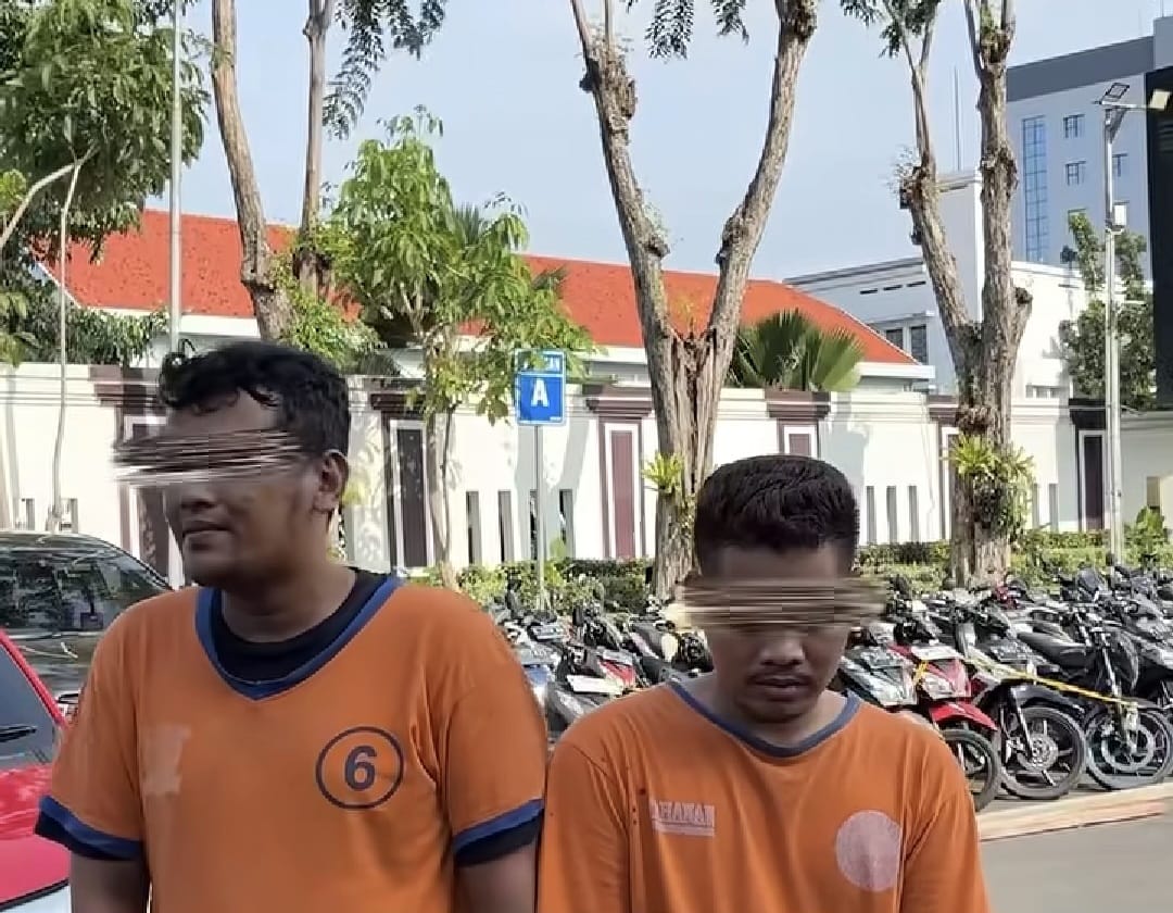PEMAIN LAMA : Pelaku curanmor, Sahrul dan Arifin diamankan di Mapolrestabes Surabaya. Mereka mengaku beraksi di 24 TKP di Surabaya, Sidoarjo, dan Gresik.(IST/RADAR SURABAYA)