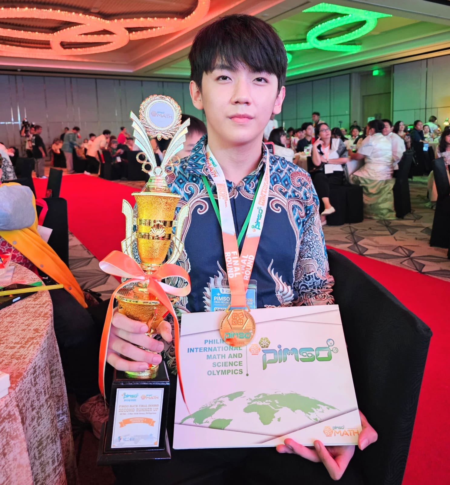 PRESTASI: Hugo Maxwell Iago, menunjukkan trofi dan medali emas yang diraih dalam ajang Philippines International Math &amp; Science Olympics 2026 Final Round di Davao City, Filipina.(IST/RADAR SURABAYA)