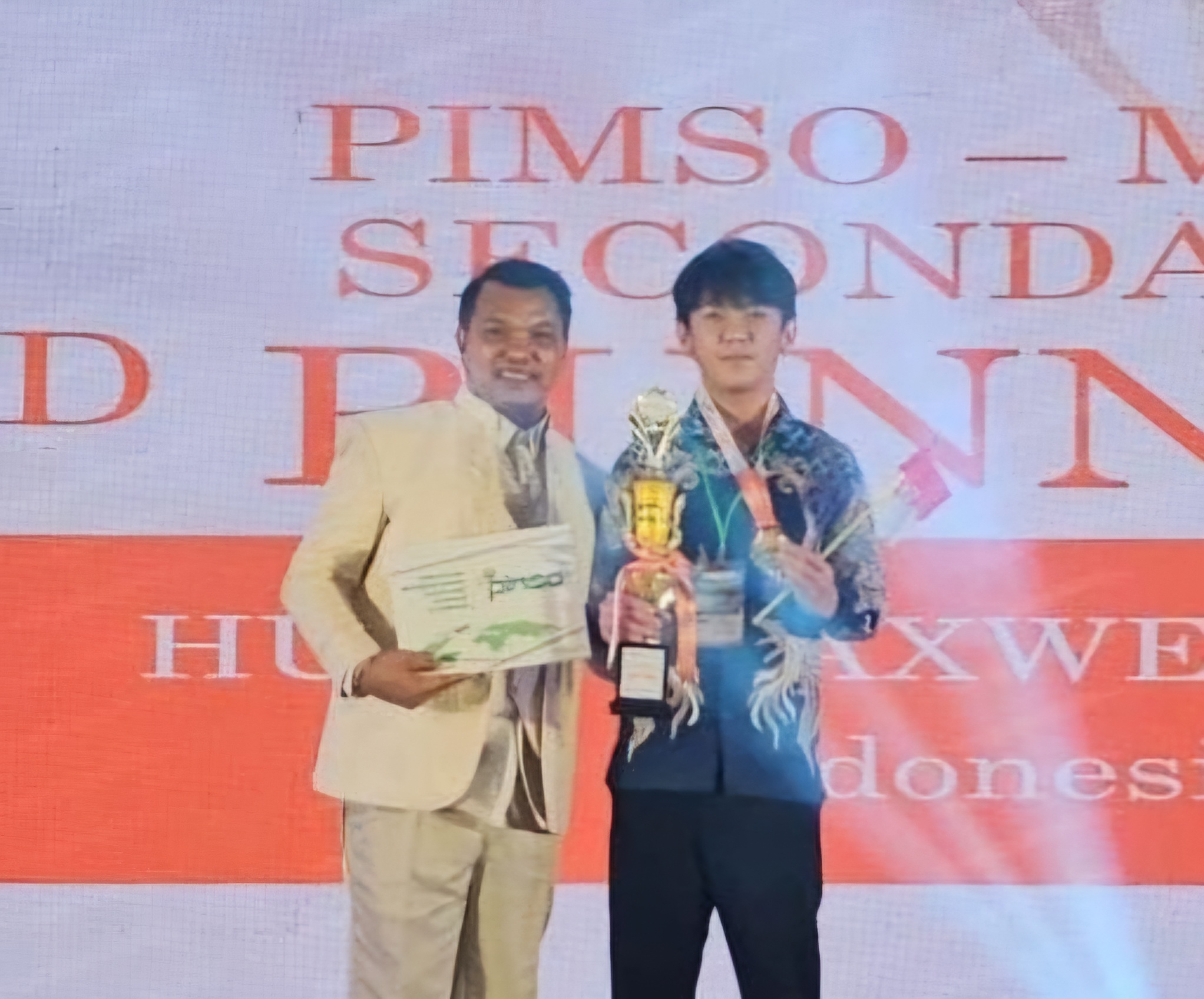 PANGGUNG INTERNASIONAL: Prestasi Gold Medal dan posisi 2nd Runner-Up menjadi bukti bahwa pelajar Indonesia mampu bersaing di panggung internasional.(IST/RADAR SURABAYA)  