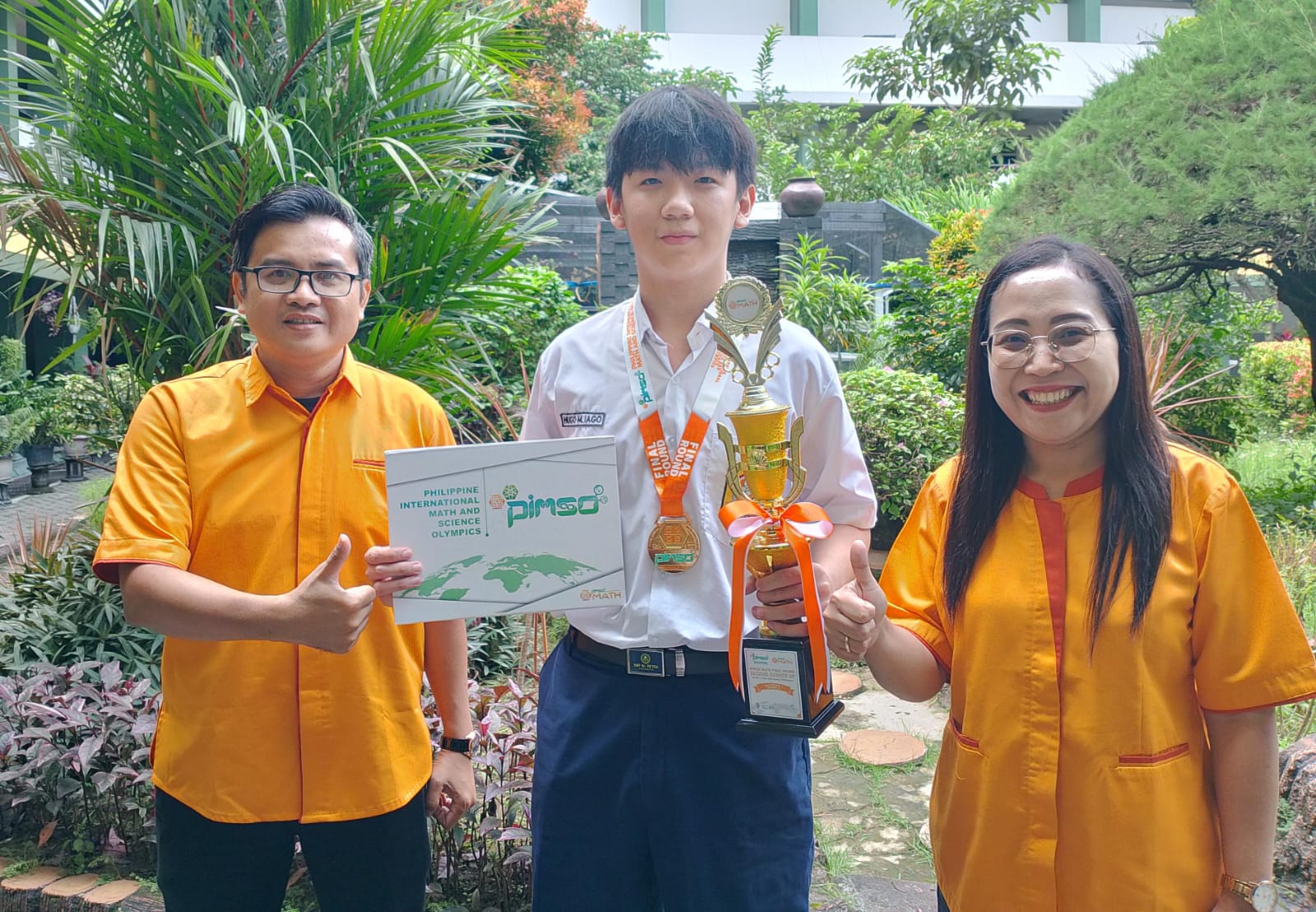 DUKUNGAN SEKOLAH: Hugo Maxwell Iago bersama Wali kelas Erato Dido Evandra (kiri) dan Kepala Sekolah Eva Zahora (kanan).(IST/RADAR SURABAYA)  