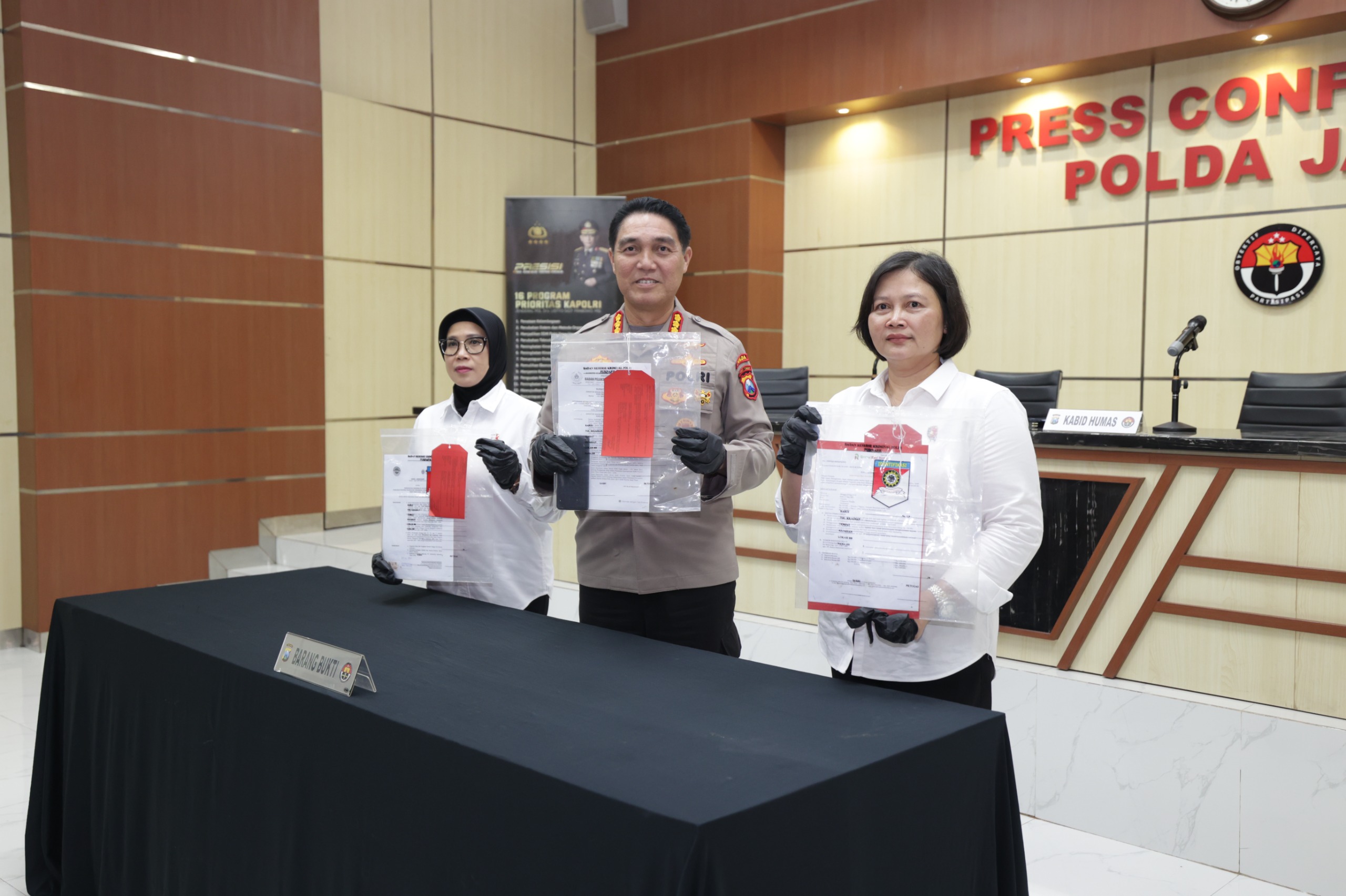 PENETAPAN: Polda Jatim menunjukkan barang bukti kasus dugaan kekerasan seksual pada atlet perempuan oleh pelatih beladiri di Jatim.(IST/RADAR SURABAYA)