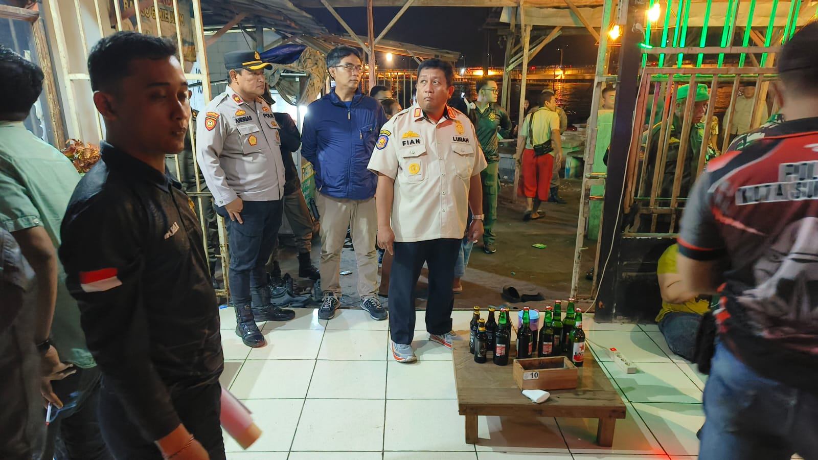 NEKAT: Belasan botol miras yang diamankan polisi dari kafe di sekitar Pesisir Pantai Batu-Batu, Jalan Tambak Wedi, Surabaya. (IST/RADAR SURABAYA)  