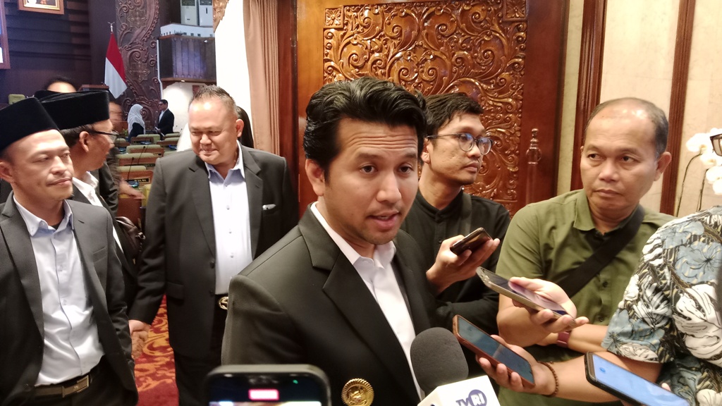 Wakil Gubernur Jawa Timur Emil Elstianto Dardak memberikan keterangan kepada wartawan. (MUS PURMADANI/RADAR SURABAYA)