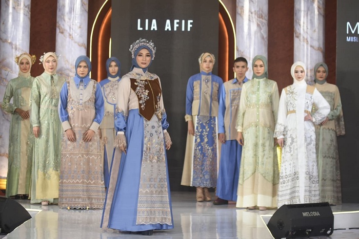 KOLEKSI ANARGYA: Model berpose dengan mengenakan busana karya desainer Lia Afif, yang ditampilkan dalam Mufway 2026, di Pakuwon Mall Surabaya.