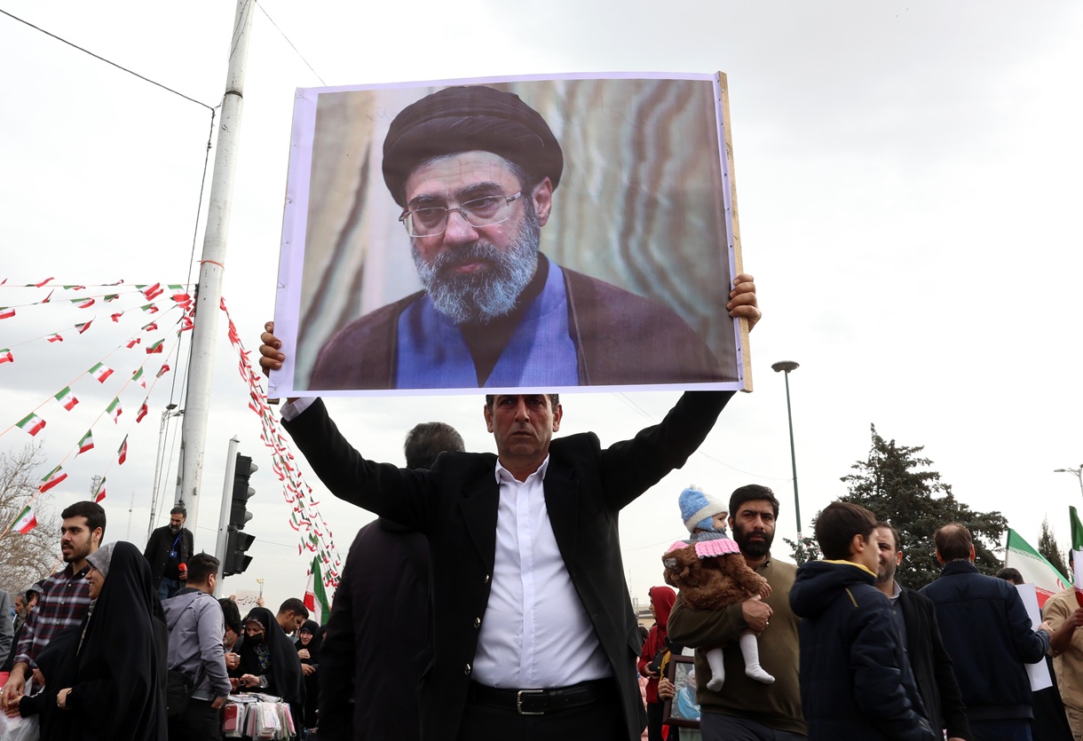 Warga Iran mengangkat gambar Ayatollah Mojtaba Khamenei yang kini ditunjuk sebagai pemimpin tertinggi Iran.