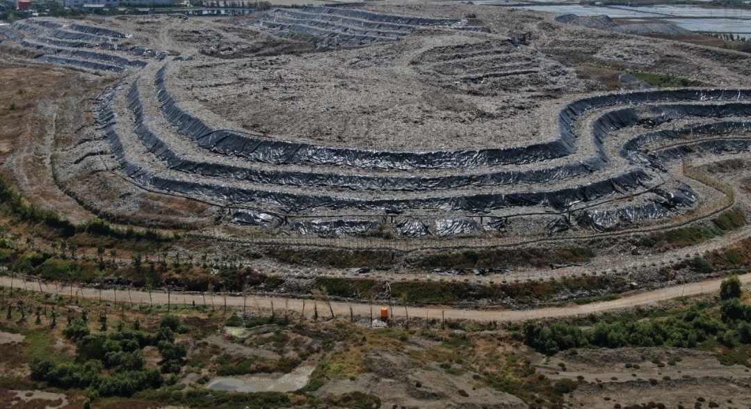 Tumpukan sampah yang menggunung di TPA Benowo, Surabaya. 