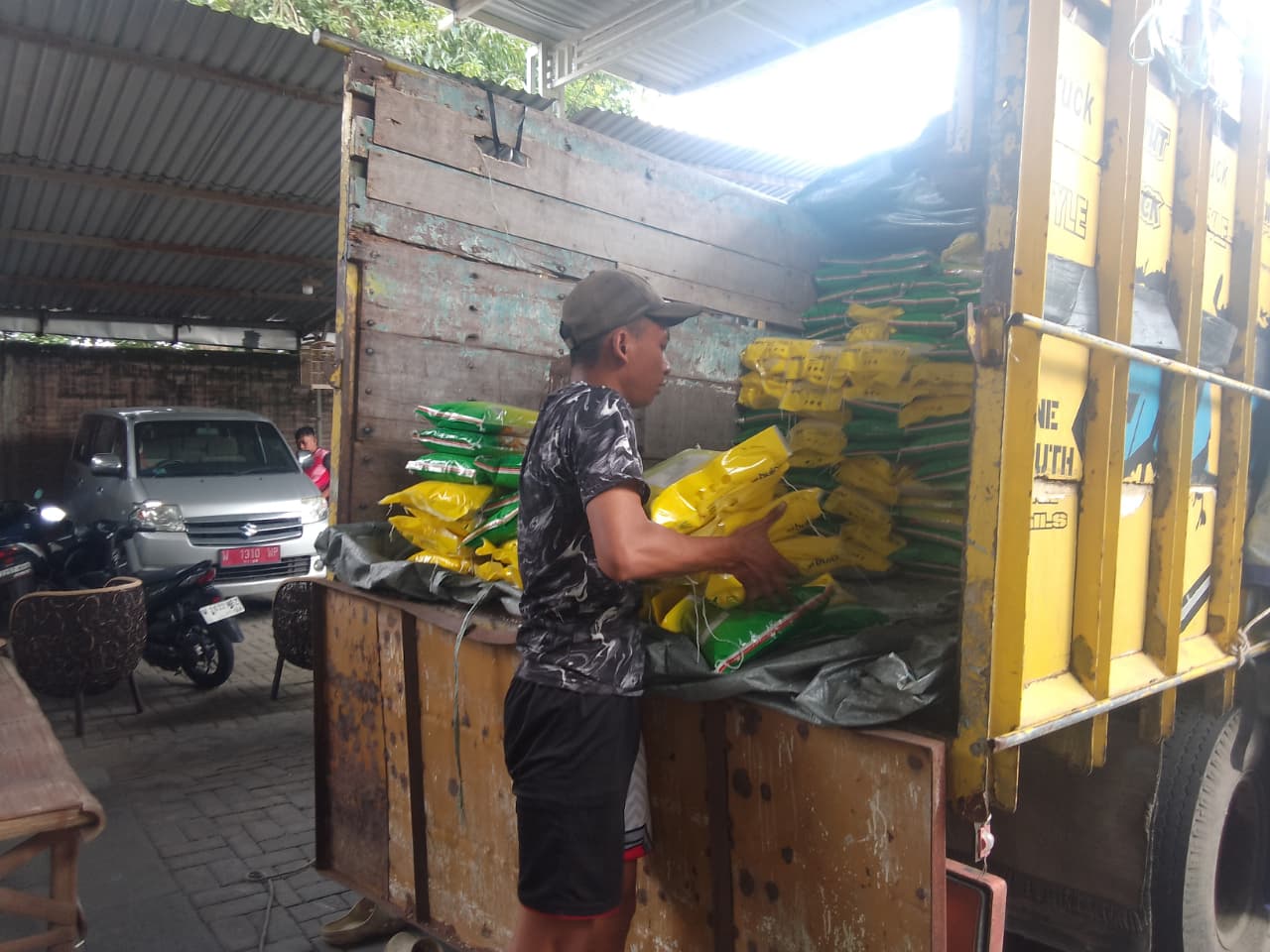 MURAH: Sebanyak 36 ton beras program SPHP didistribusikan ke 18 kecamatan melalui operasi pasar murah yang digelar serentak, Selasa (10/3). (DIKY SANSIRI/RADAR SIDOARJO)