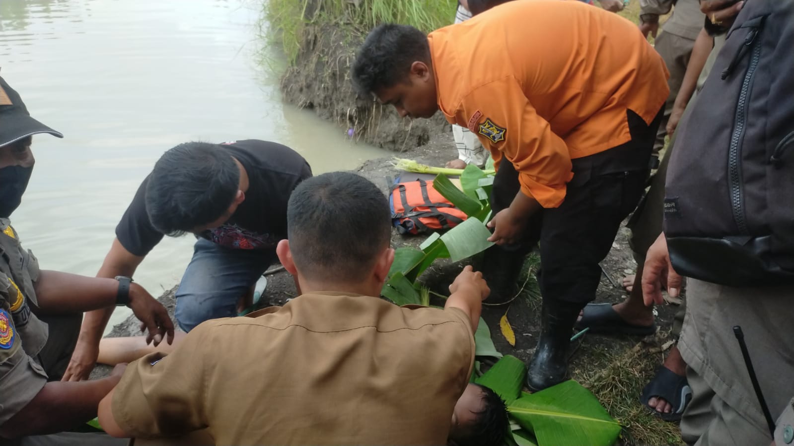 Proses evakuasi jenazah bocah 10 tahun yang tenggelam di Sambikerep, Surabaya.
