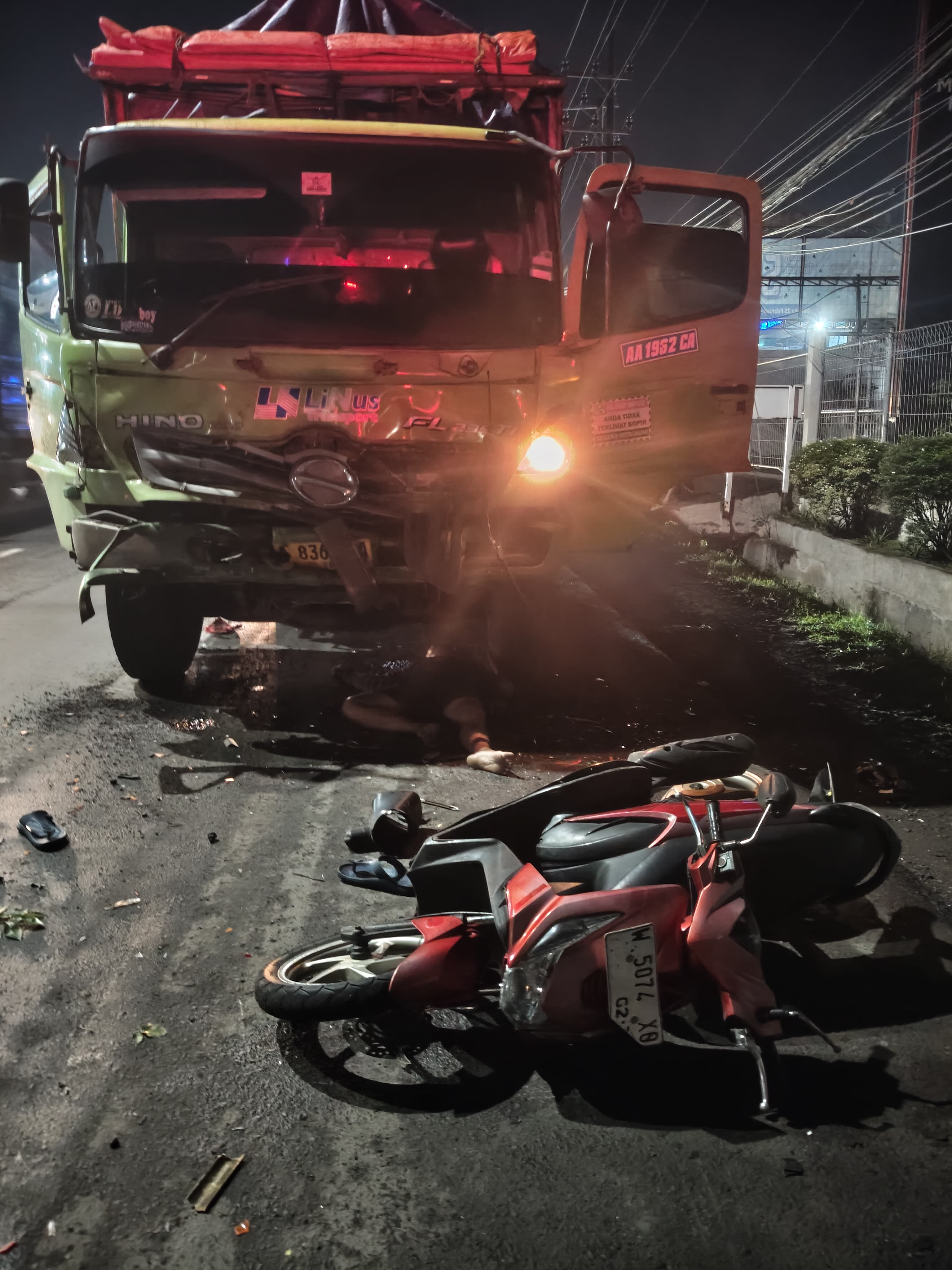 TRAGIS: Pengendara motor meninggal di Jalan Raya Taman, Sidoarjo, usai terlibat kecelakaan dengan dua truk.(IST/RADAR SURABAYA)